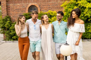 Bir grup genç dışarıda eğleniyor.