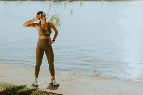 View Young Woman Headphones Taking Break Exercising — Zdjęcie stockowe