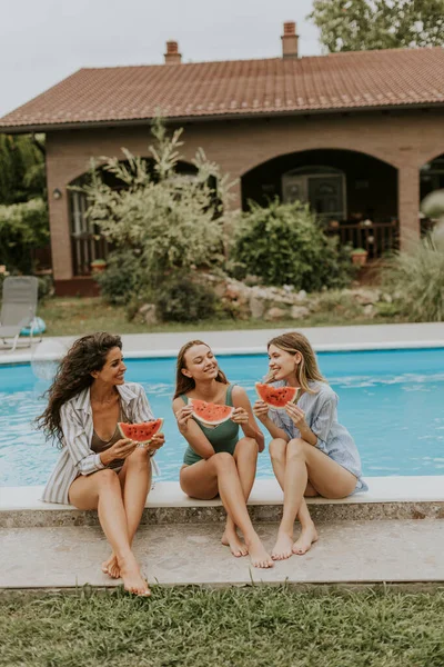 Three Cute Young Women Sitting Swimming Pool Eating Watermellon House — ストック写真