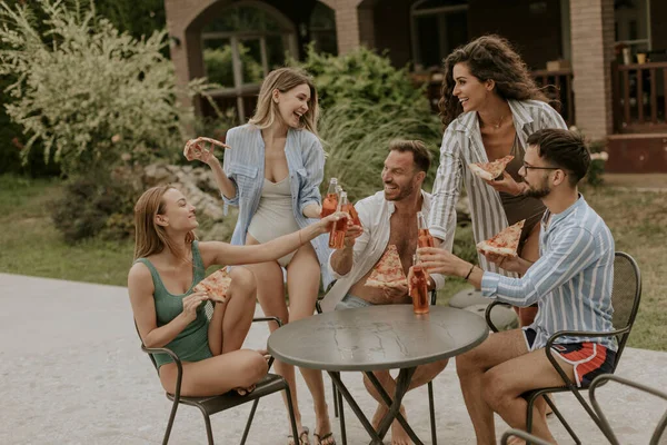 Группа Счастливых Молодых Людей Приветствующих Сидр Поедающих Пиццу Бассейна Саду — стоковое фото