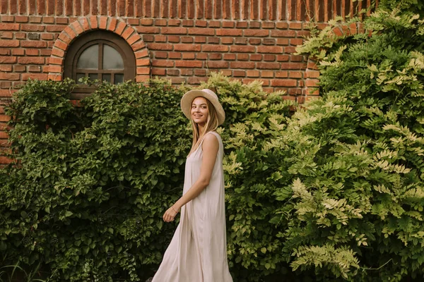 Otelin Bahçesinde Yürüyen Şapkalı Güzel Bir Kadın — Stok fotoğraf