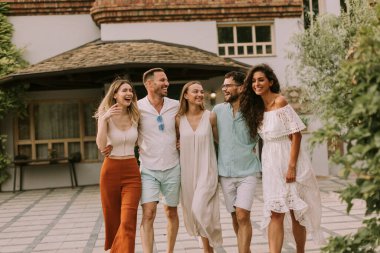 Bir grup genç dışarıda eğleniyor.