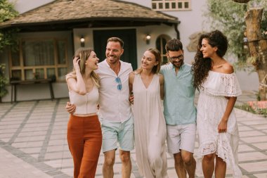 Bir grup genç dışarıda eğleniyor.