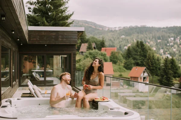 Attractive Young Couple Enjoying Outdoor Hot Tub Vacation — 스톡 사진