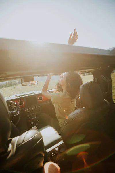 Young Handsome Couple Having Fun Roadtrip — Fotografia de Stock