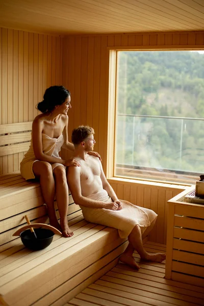 Knap Jong Paar Ontspannen Sauna — Stockfoto