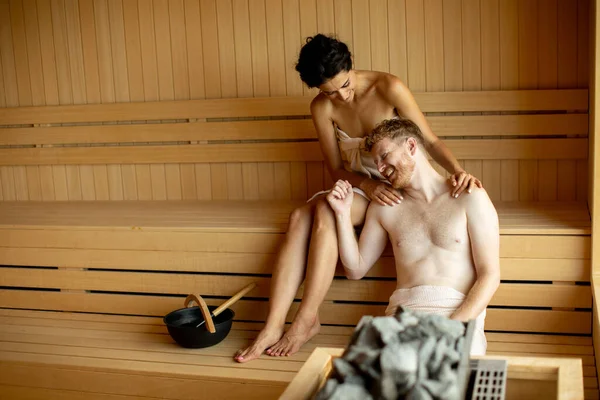 Beau Jeune Couple Relaxant Dans Sauna — Photo