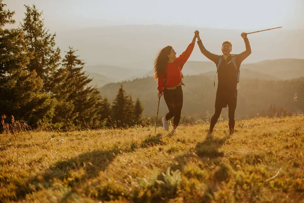 Lachend Jong Stel Wandelen Met Rugzakken Groene Heuvels — Stockfoto