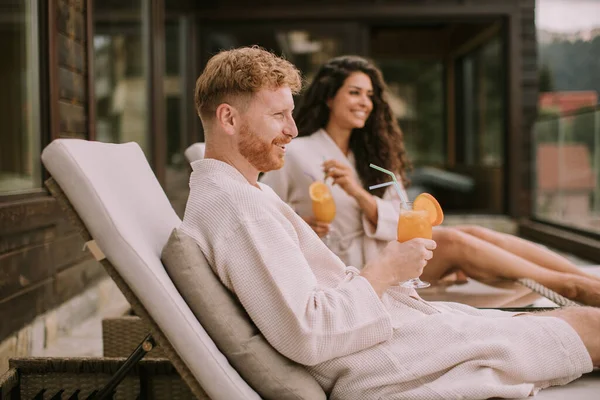 Handsome Young Couple Relaxing Beds Drinking Fresh Orange Juice Outdoor — Stockfoto