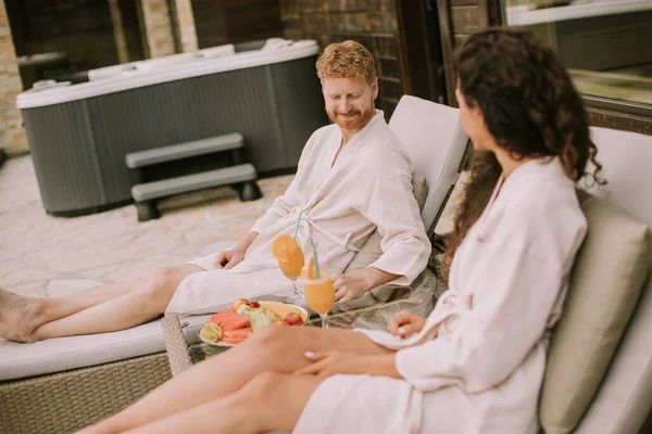 Handsome Young Couple Relaxing Beds Drinking Fresh Orange Juice Outdoor — Stockfoto