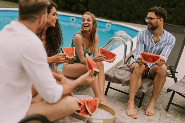 Group Young People Sitting Swimming Pool Eating Watermelon House Backyard — 图库照片