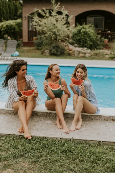 Three Cute Young Women Sitting Swimming Pool Eating Watermelon House — ストック写真