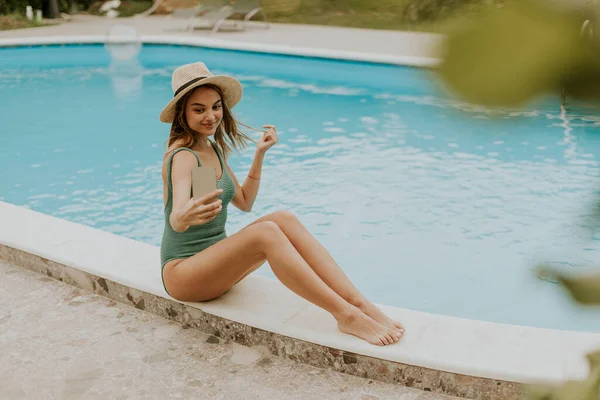 Cute Young Woman Sitting Swimming Pool Taking Selfie Photo Mobile — 图库照片