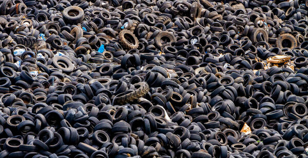 Фон свалки со старыми подержанными шинами