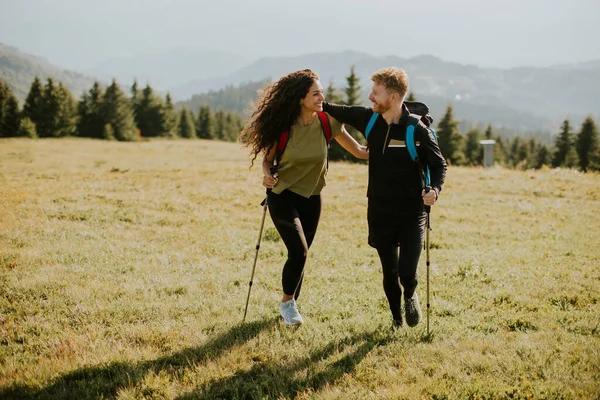 Jeune Couple Souriant Marchant Avec Des Sacs Dos Sur Les — Photo