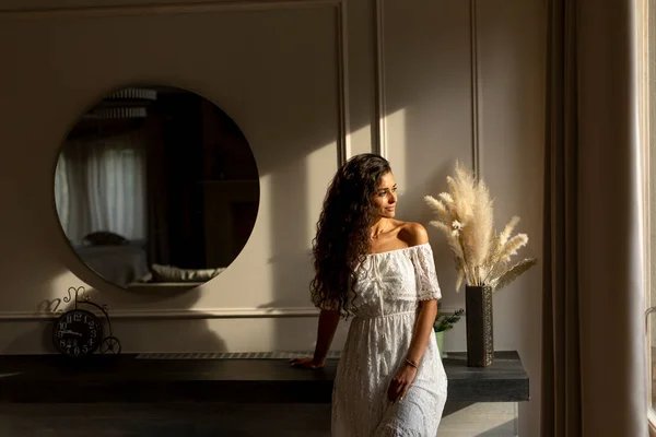 Pretty Young Curly Hair Woman Standing Room — Stock Photo, Image