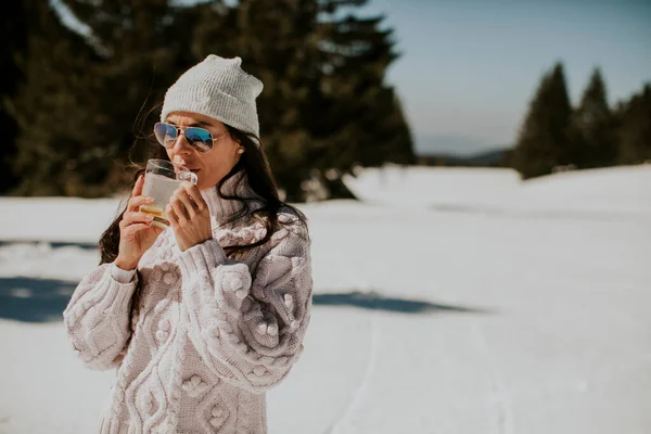 Jovem Mulher Bebendo Limonada Pista Esqui Montanha Dia Ensolarado Inverno — Fotografia de Stock