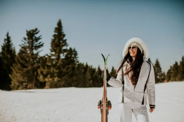 Jonge Vrouw Met Ski Skipiste Een Zonnige Dag — Stockfoto