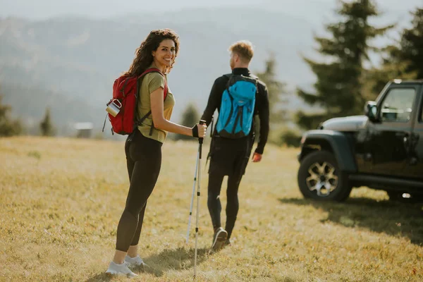 Smiling Young Couple Walking Backpacks Green Hills — Stock Photo, Image