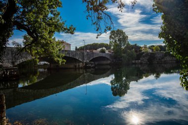 Bosna-Hersek 'in Trebinje kentindeki Trebisnjica Nehri manzaralı