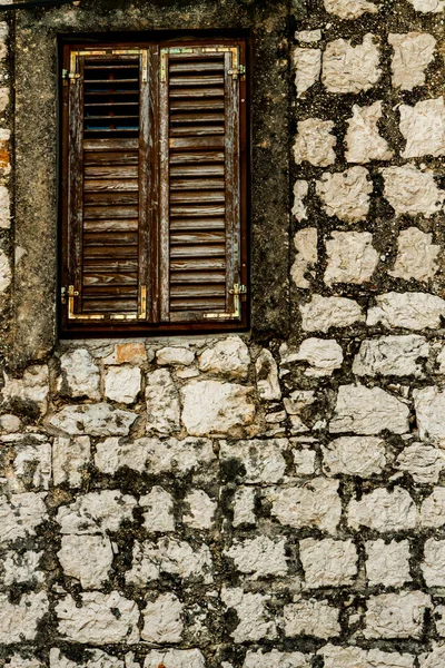 Деталь Каменной Стены Окна Закрытыми Деревянными Ставнями — стоковое фото