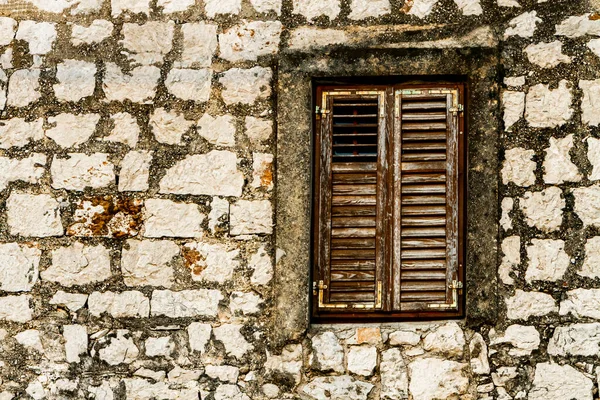 Detail Kamenné Stěny Okna Zavřenými Dřevěnými Okenicemi — Stock fotografie