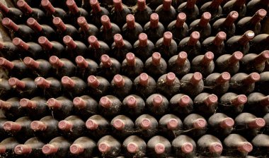 Arşiv şarap şişelerini kapatın.