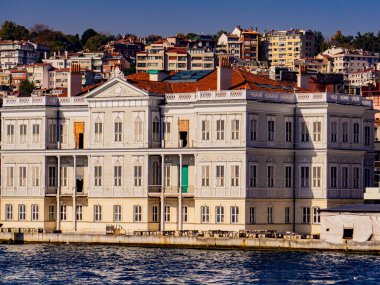 İstanbul Boğazı 'nda Hatice Sultan ve Naime Sultan Yali. Muhtemelen 1899 'da inşa edildi ve 1984' te restore edildi..