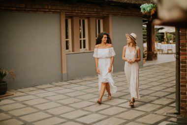 Tatil köyünde yürüyen genç kadınlar