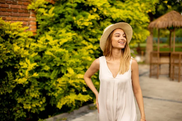 Pretty Young Woman Hat Walking Resort Garden — Fotografia de Stock