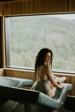 Genç ve güzel bir kadın kaplıcadaki tepidaryum yatağında dinleniyor.