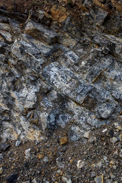 オフィオライト岩の露頭の閉山 — ストック写真
