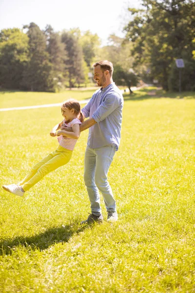 Babası Küçük Tatlı Kızı Parkta Çimlerde Eğleniyorlar — Stok fotoğraf