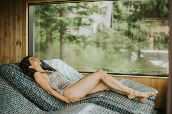 Hübsche Junge Frau Entspannt Auf Dem Tepidarium Bett Wellnessbereich — Stockfoto