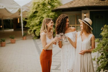 Bir grup mutlu genç dışarıda taze limonatayla tezahürat yapıyor ve eğleniyor.