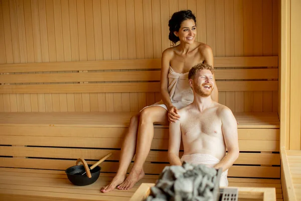 Beau Jeune Couple Relaxant Dans Sauna — Photo