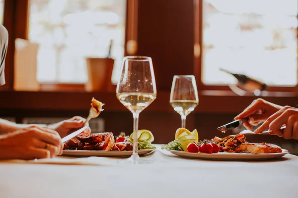 Handsome Young Couple Having Lunch White Wine Restaurant — Stok fotoğraf