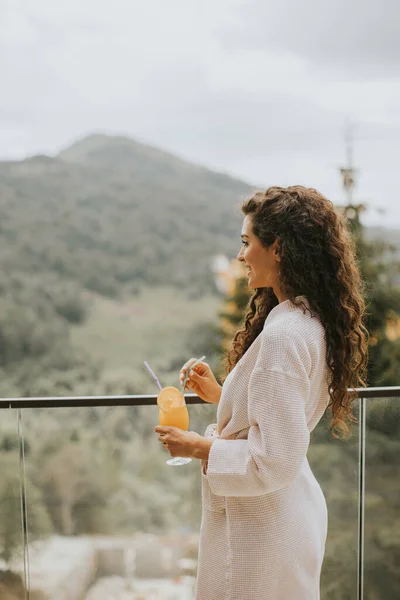 Aantrekkelijke Jonge Krullend Haar Vrouw Ontspannen Het Drinken Van Vers — Stockfoto