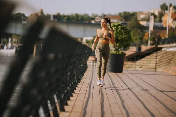 Vista Attiva Giovane Bella Donna Che Corre Sul Lungomare Lungo — Foto Stock