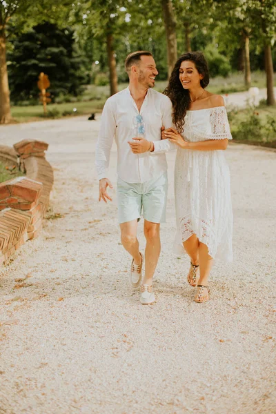 Bonito Jovem Casal Andando Parque — Fotografia de Stock