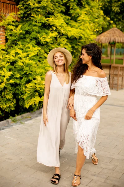 Giovani Donne Che Camminano Nel Parco — Foto Stock