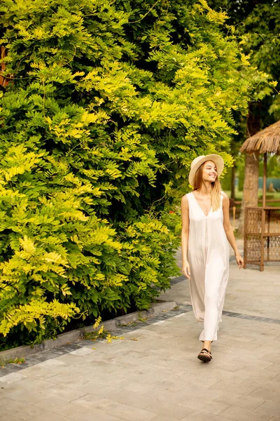 Mooie Jonge Vrouw Met Hoed Wandelen Het Resort Tuin — Stockfoto
