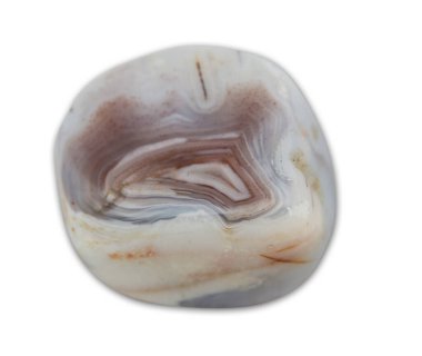 Beyaz arkaplanda izole edilmiş mineral numunesi aktar