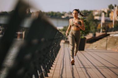 Nehir boyunca çalışan aktif genç güzel kadın, görüntüleme