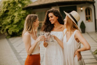 Bir grup mutlu genç dışarıda taze limonatayla tezahürat yapıyor ve eğleniyor.