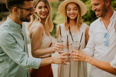 Bahçede taze limonatayla tezahürat yapan bir grup genç.