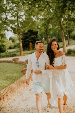 Parkta yürüyen yakışıklı genç çift.