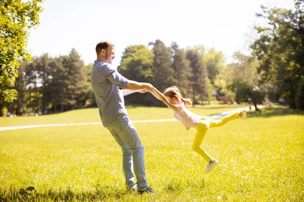 Babası Küçük Tatlı Kızı Parkta Çimlerde Eğleniyorlar — Stok fotoğraf