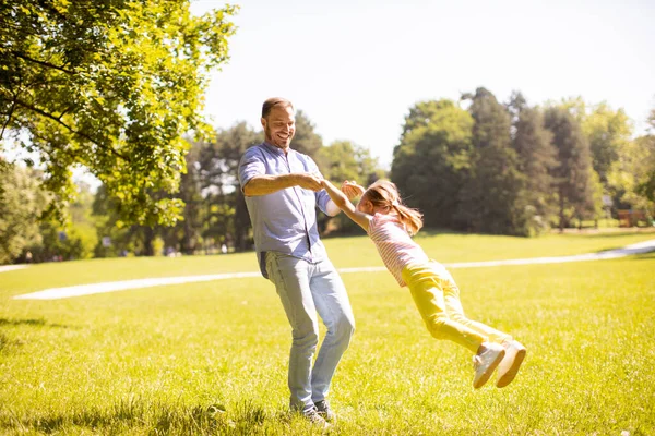 公園で草の上で遊んでいるかわいい娘のお父さん — ストック写真