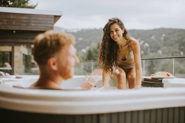 Attractive Young Couple Enjoying Outdoor Hot Tub Vacation — Stok fotoğraf